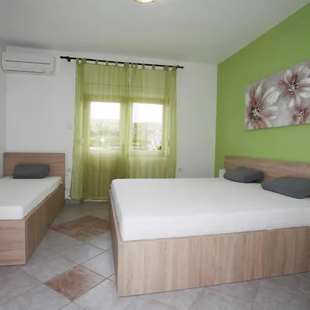 Appartement Zeljko Pag Town